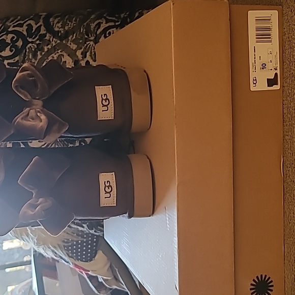 UGGS - Picture 4 of 4